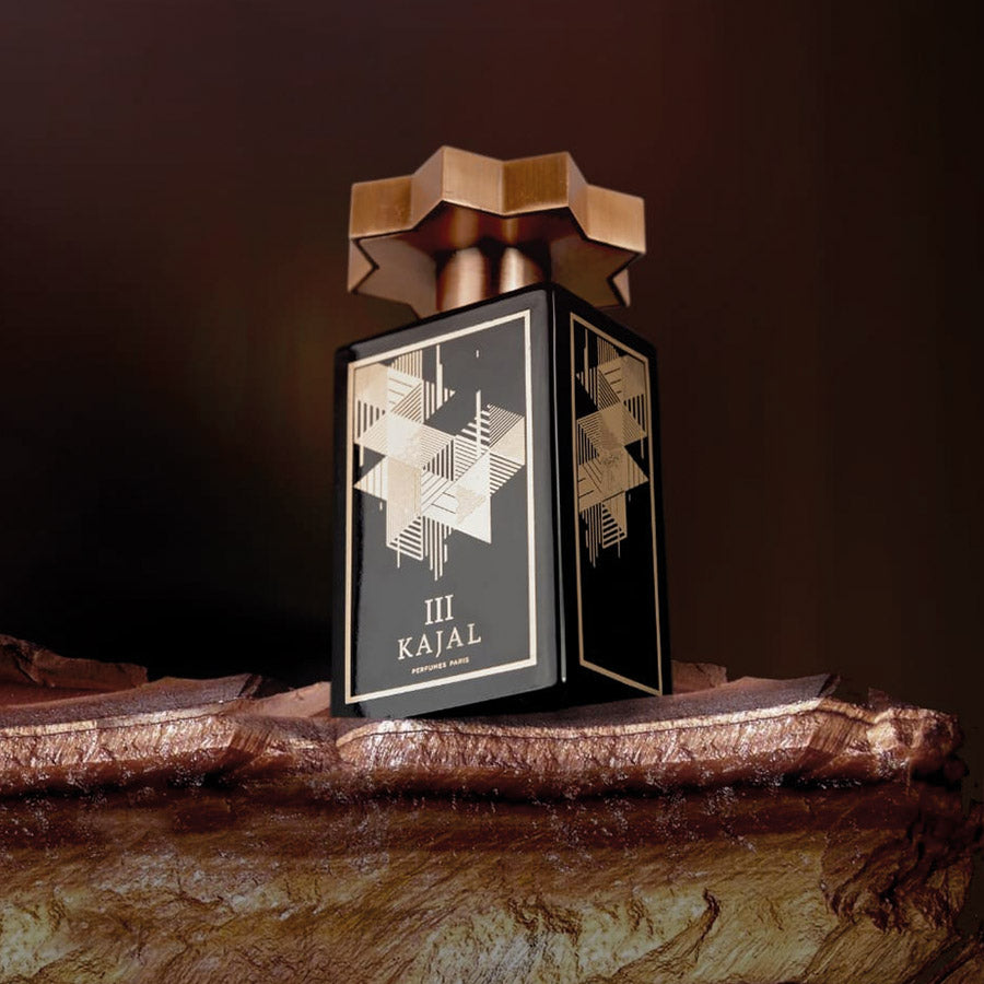 Descubre la esencia única de Kajal III de Kajal Eau de Parfum, Dubai, arabe, oriental, un perfume 100% original con envío gratuito a todo Colombia. Sumérgete en una experiencia olfativa, seductora y duradera, con una exquisita fusión de notas tropicales y exóticas.