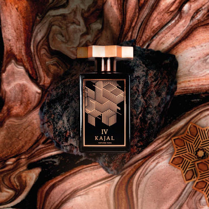 Descubre la esencia única de Kajal IV  de Kajal Eau de Parfum, Dubai, arabe, oriental, un perfume 100% original con envío gratuito a todo Colombia. Sumérgete en una experiencia olfativa, seductora y duradera, con una exquisita fusión de notas tropicales y exóticas.