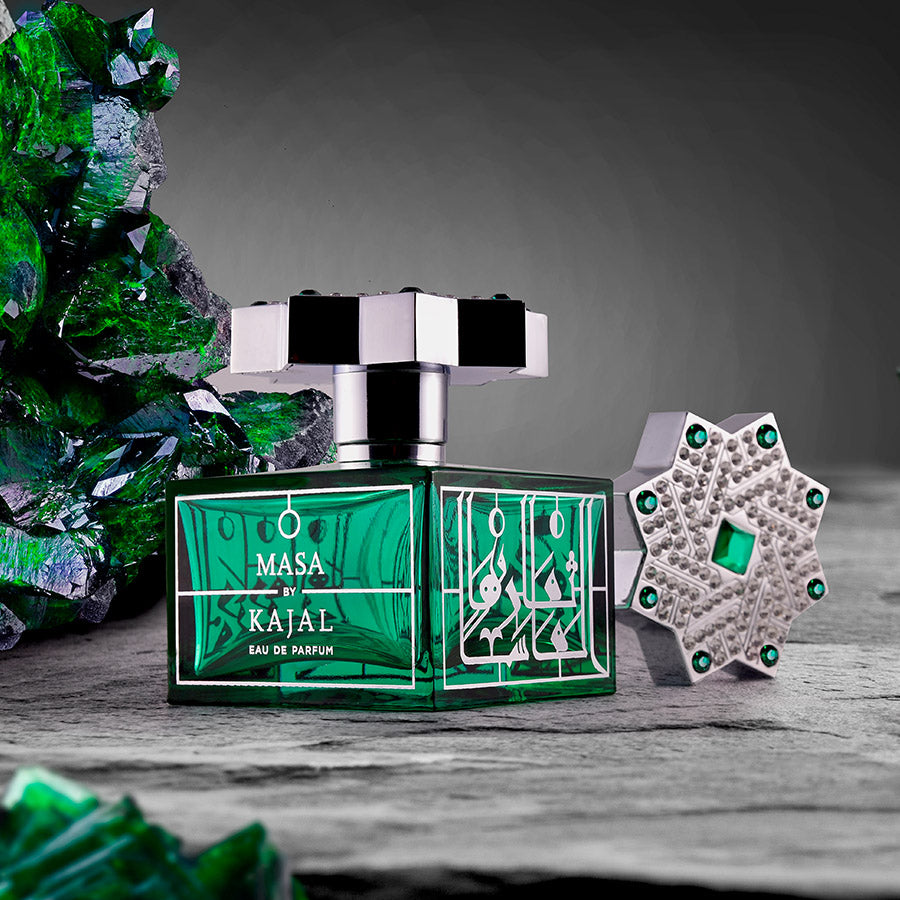 Descubre la esencia única de Masa de Kajal Eau de Parfum, Dubai, arabe, oriental, un perfume 100% original con envío gratuito a todo Colombia. Sumérgete en una experiencia olfativa, seductora y duradera, con una exquisita fusión de notas tropicales y exóticas.