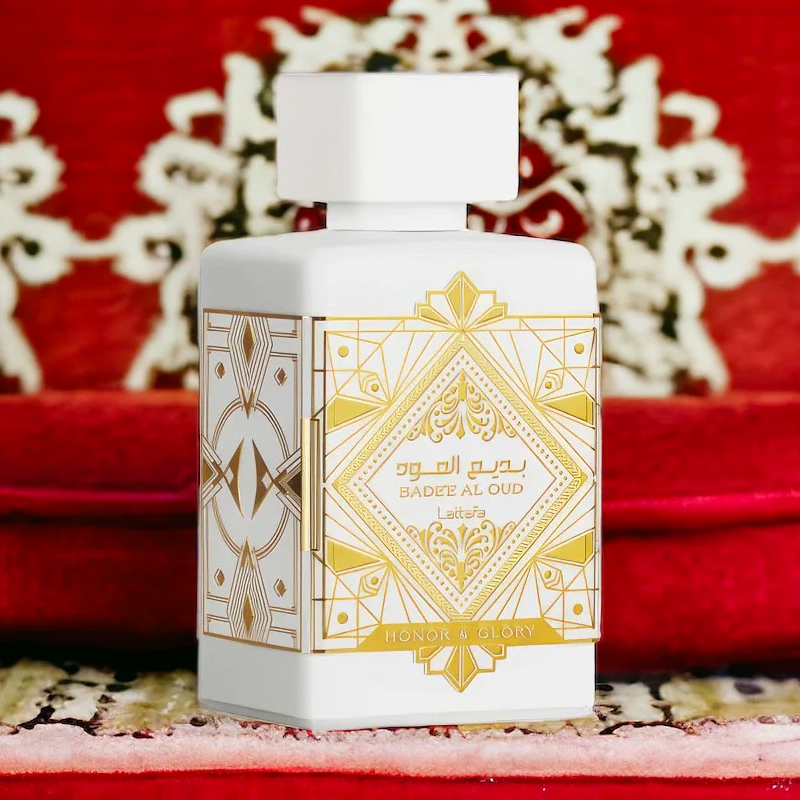 Descubre la majestuosidad de Bade'e Al Oud Oud for Glory de Lattafa Perfumes en nuestra tienda online. Esta joya de la familia olfativa Ámbar Amaderada, diseñada tanto para hombres como mujeres, es la esencia de la elegancia y el lujo. Como parte de nuestra destacada colección de perfumería árabe, Bade'e Al Oud Oud for Glory es 100% original, garantizando autenticidad y calidad. Aprovecha la última tendencia con el mejor precio y envío gratuito a todo Colombia.