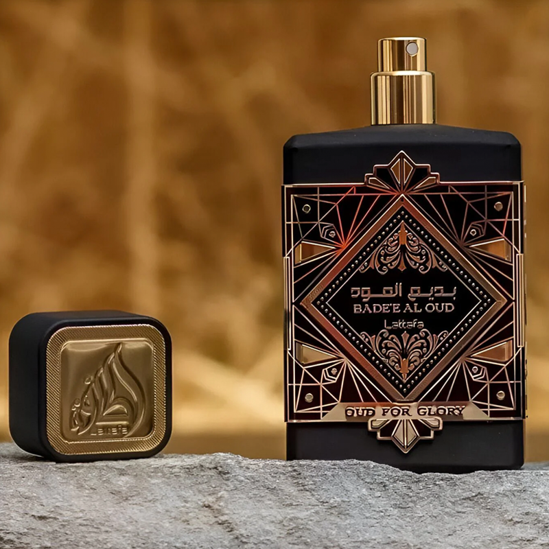 Sumérgete en la distinguida esencia de Bade'e Al Oud Honor &amp; Glory de Lattafa Perfumes, una fragancia cautivadora para Hombres y Mujeres que ha llegado para conquistar tus sentidos. Este perfume innovador, lanzado en 2023 desde los Emiratos Árabes Unidos, Dubai, ofrece una experiencia olfativa única que marca pauta en la perfumería árabe.